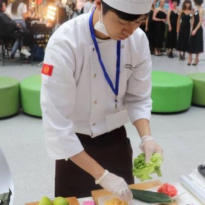 Сотрудник лицея, шеф-повар Учияма Ацуто, показал мастер-класс по приготовлению суши